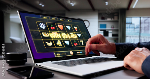 Foto Excited Elderly Man Gambling On Casino Slot Game Online