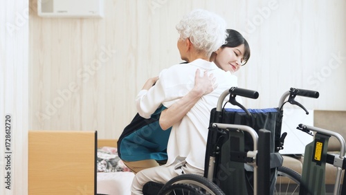 Foto 高齢者の移乗介助をするアジア人介護士