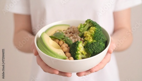 Generated image donna regge cibo vegano in ciotola bianca generato con ia