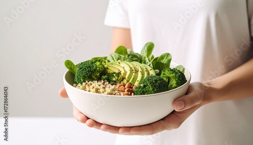 Generated image donna regge cibo vegano in ciotola bianca generato con ia