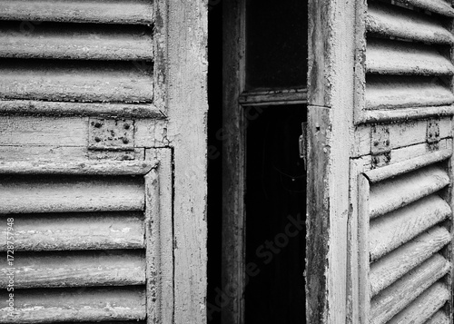 Foto scattata ad una vecchia finestra nel centro storico di Tassarolo (AL).