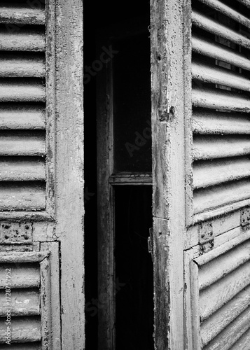 Foto scattata ad una vecchia finestra nel centro storico di Tassarolo (AL).