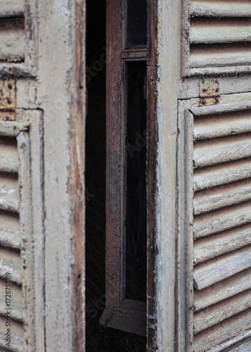 Foto scattata ad una vecchia finestra nel centro storico di Tassarolo (AL).