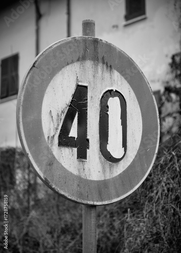 Foto scattata ad un vecchio segnale stradale.