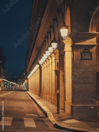 Foto Arcaded Rue de Rivoli meets Rue de Marengo in Paris’s 1st arrondissement—elegant Haussmannian architecture and vibrant city life in the heart of Europe