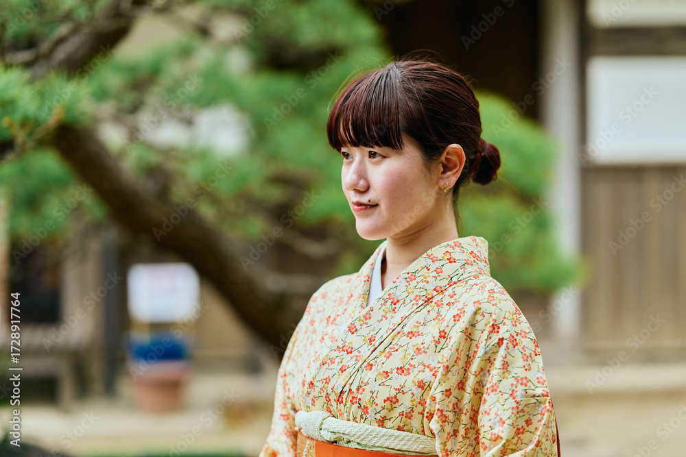 Obraz premium 着物姿の若い女性