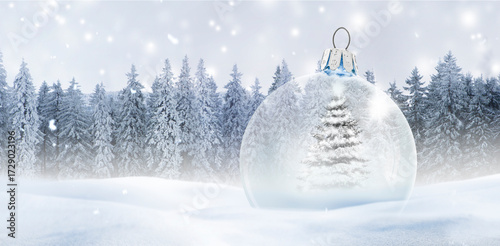 Winterliche Weihnachtsstimmung mit Schnee und Weihnachtsbaum