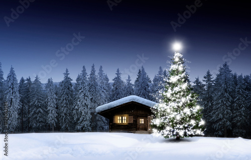 Winterliche Weihnachtsstimmung mit Schnee und Weihnachtsbaum