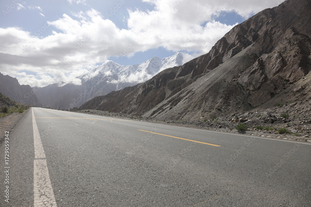 Naklejka premium road in the mountains