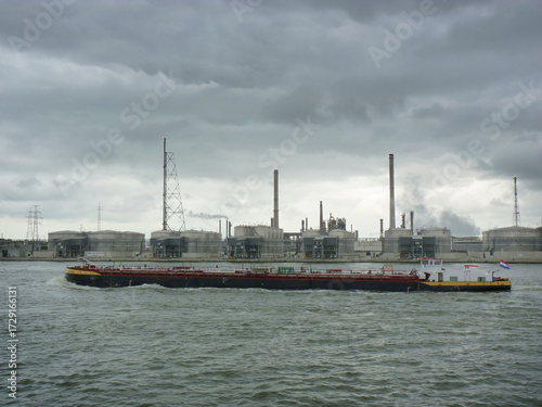 Ein leeres Containerschiff fährt durch den Hafen von Antwerpen.