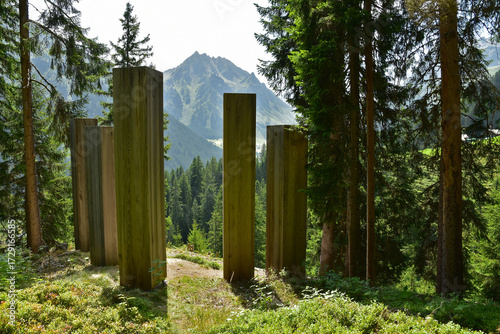 Holzstelen am Gargellner Fensterweg; Gargellen; Montafon; Vorarlberg; Österreich
