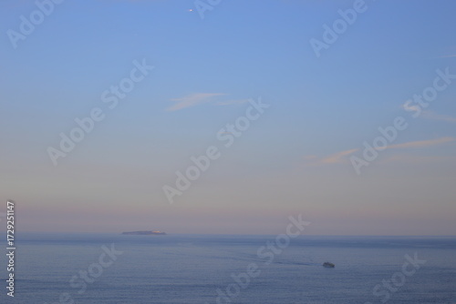 Naklejka 島から出航した船