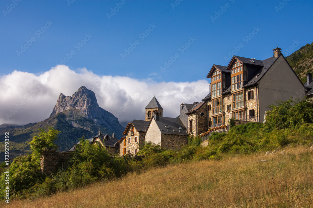 Fototapeta premium La hermosa localidad de Lanuza, joya enclavada en el pirineo aragones en la provincia de Huesca, España.
