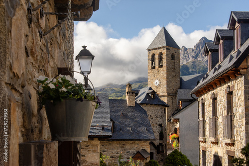 Tableau sur toile La hermosa localidad de Lanuza, joya enclavada en el pirineo aragones en la provincia de Huesca, España