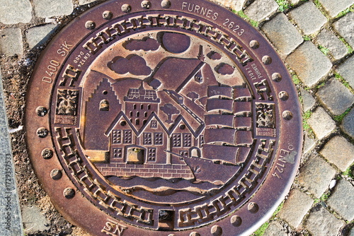 Kunstvoll gestalteter Schachtdeckel in Bergen - Norwegen
