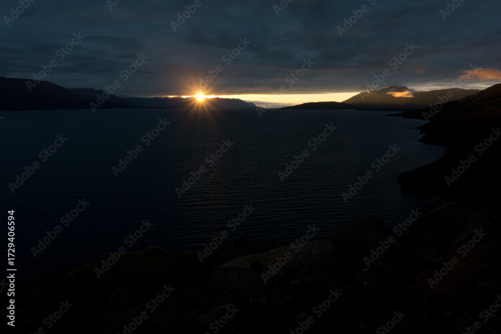 Fototapeta premium Sonnenuntergang in Island, Dämmerung