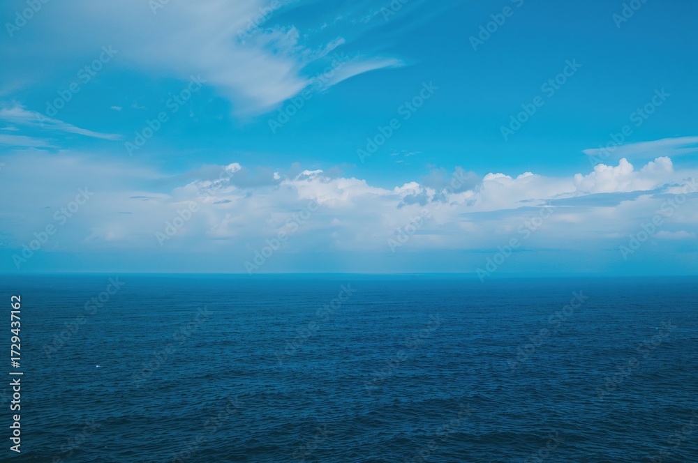 Obraz premium Azure ocean beneath a cloudy sky