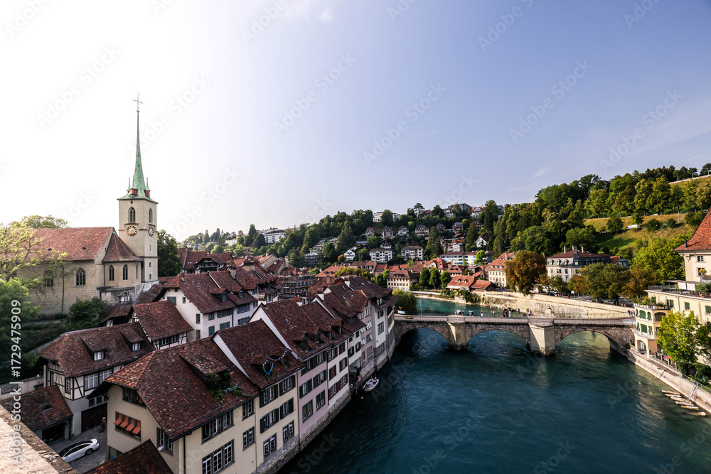 Naklejka premium Vista panorámica de Berna con el río Aare – Panoramic view of Bern with the Aare river – Panoramablick auf Bern mit der Aare.