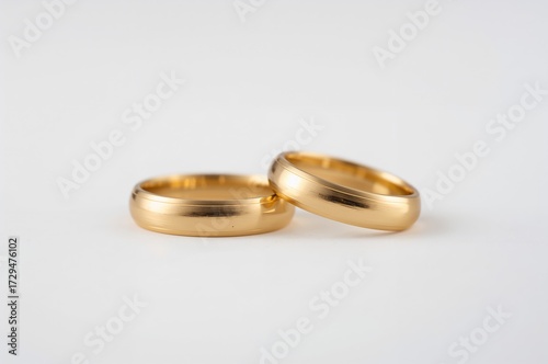 Pair of golden bands on a p...