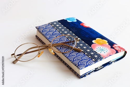 読書　本とメガネ　和風のブックカバー