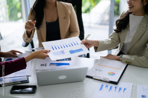 Quadro su tela Businesswomen meeting passing financial charts for data analysis