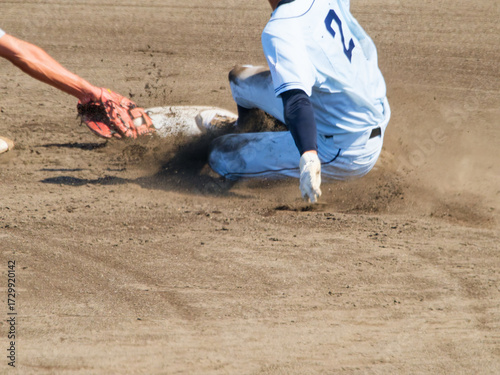 Fototapeta 高校野球で2塁でスライディングする選手とタッチする選手