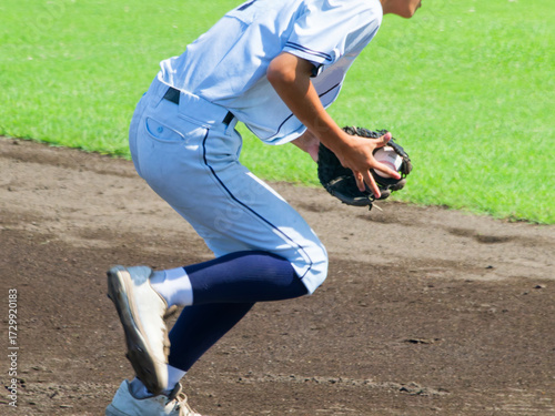 Naklejka 高校野球の試合でボールを取り投げようとする内野手