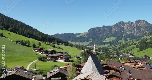 Blick auf die typischen Holzchalets von Inneralpbach und das Alpbachtal, am Fuße der grünen Hänge des Wiedersberger Horns und des Schatzbergs mit Blick auf die Felswände der Gratlspitze
