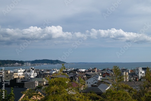 高台から見た海と街の風景