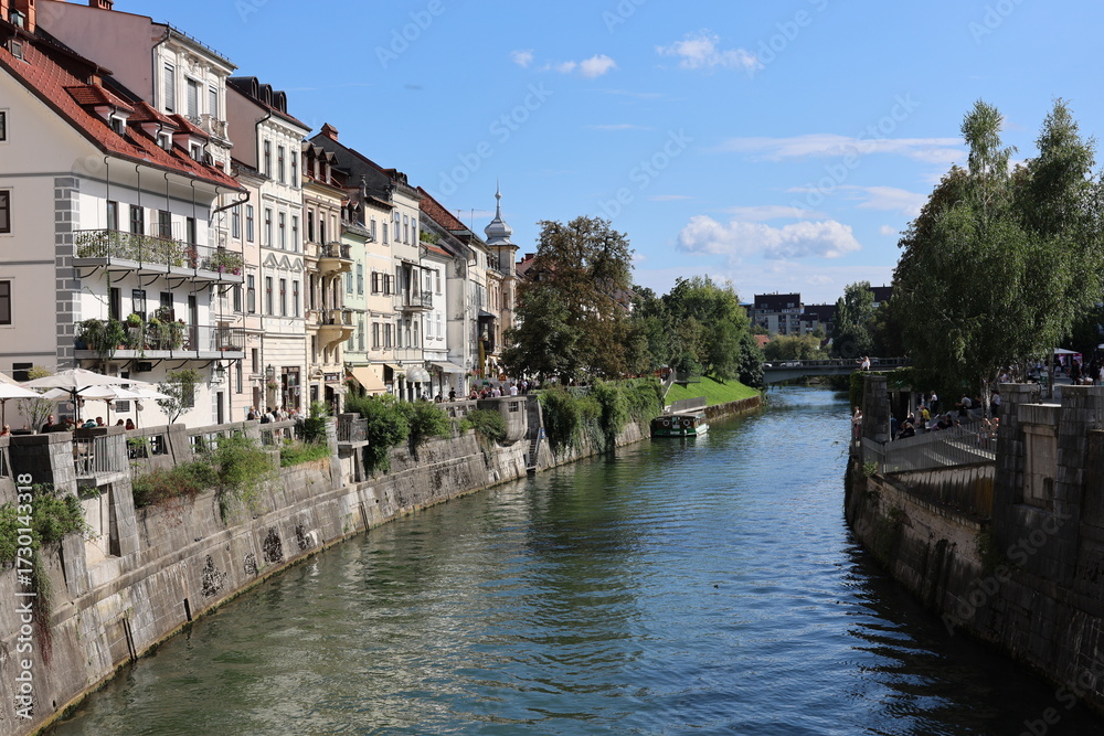 Fototapeta premium Häuser am Wasser in Ljubljana