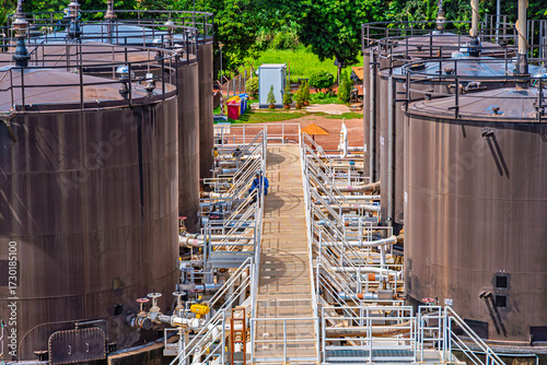 Papier peint Tank  oil black storage fuel gas container tanks in petroleum Refinery Industri