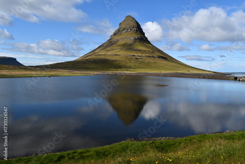 Fotografia Kirkjufell (islandese: Montagna della chiesa) è una montagna alta 463 metri situ