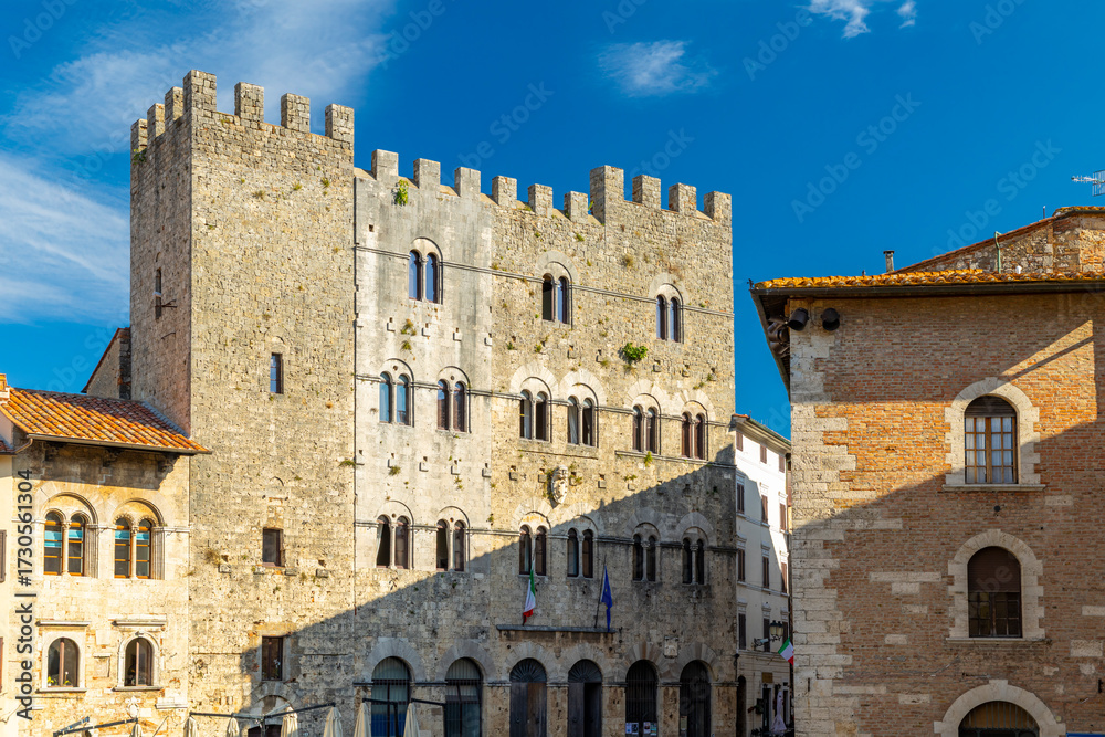 Obraz premium Massa Marittima, Palazzo del Podesta with crenellated walls under blue sky