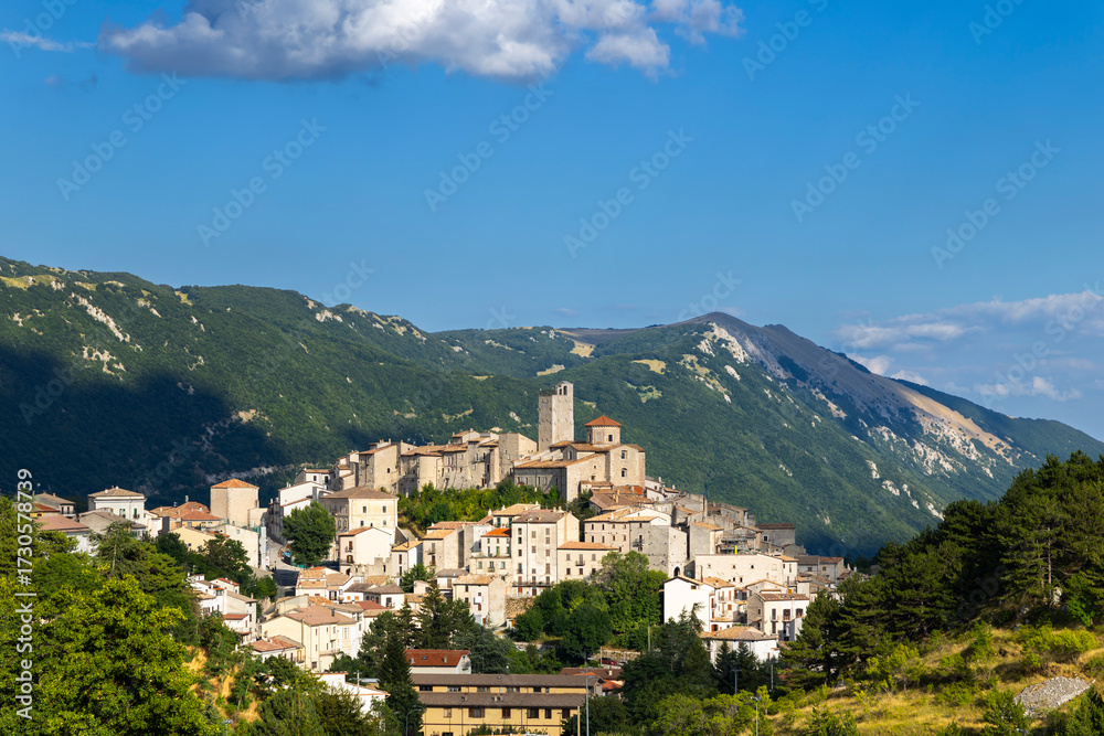 Obraz premium Castel del Monte village nestled in Abruzzo mountains Italy