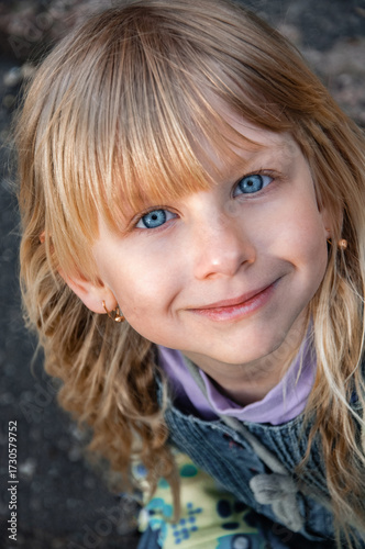 фотографія A large portrait of a blue-eyed blonde girl.