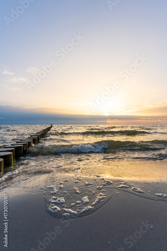 Wunderschöner Sonnenuntergang hinten Buhnen an der Ostsee