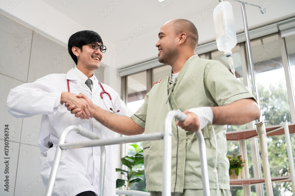 Obraz premium The doctor discusses and encourages the patient about treatment options while assisting them in walking, building trust in a bright and supportive hospital environment.