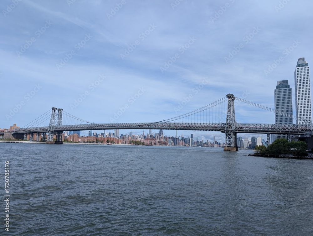Obraz premium Overview of the East River in late summer, New York, NY - September 2025