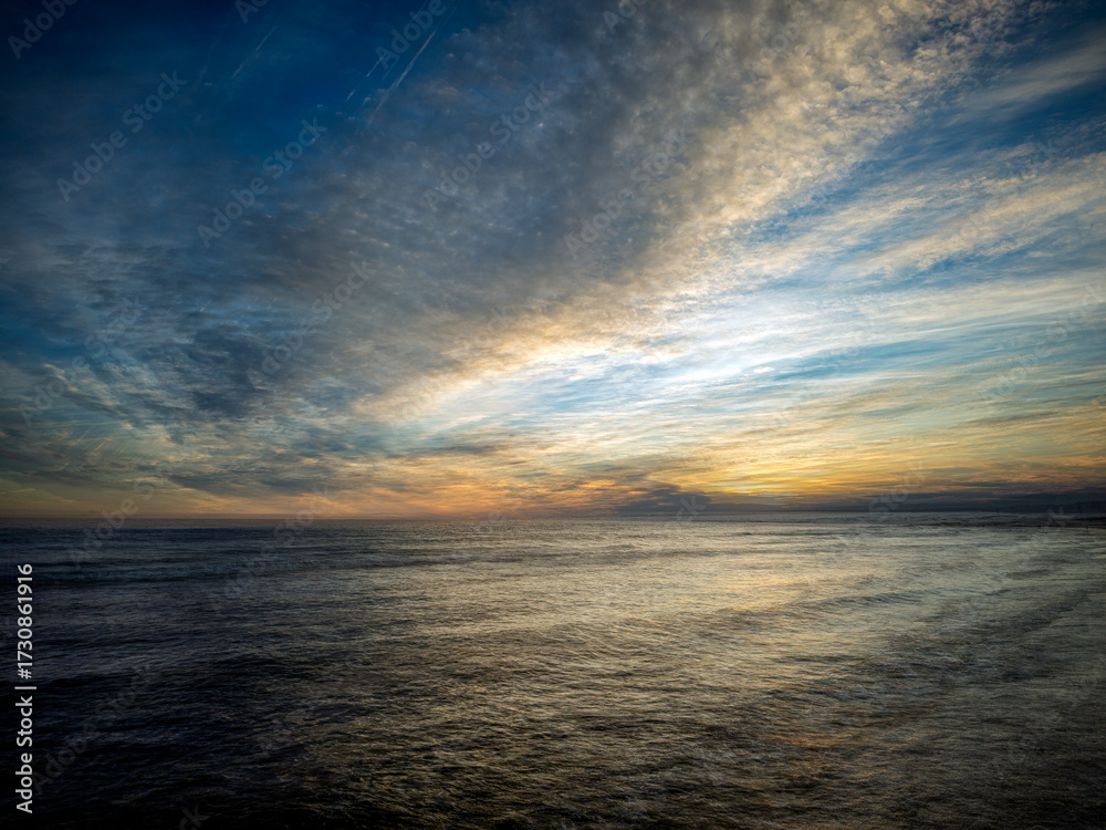 Obraz premium Stunning sunset over the Atlantic Ocean in Huelva, Spain