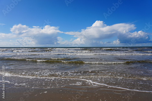 Die Brandung der Nordsee am Lakolk Strand auf der Insel Römö in Dänemark