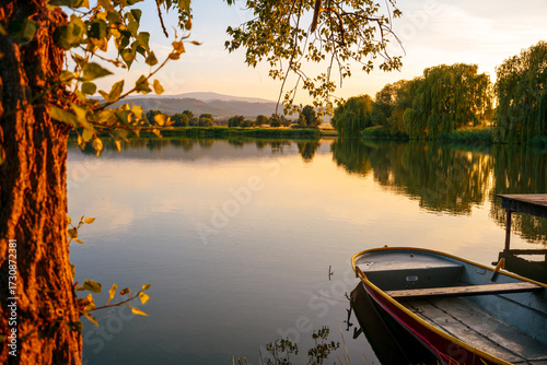 Sommerlicher Sonnenuntergang am See