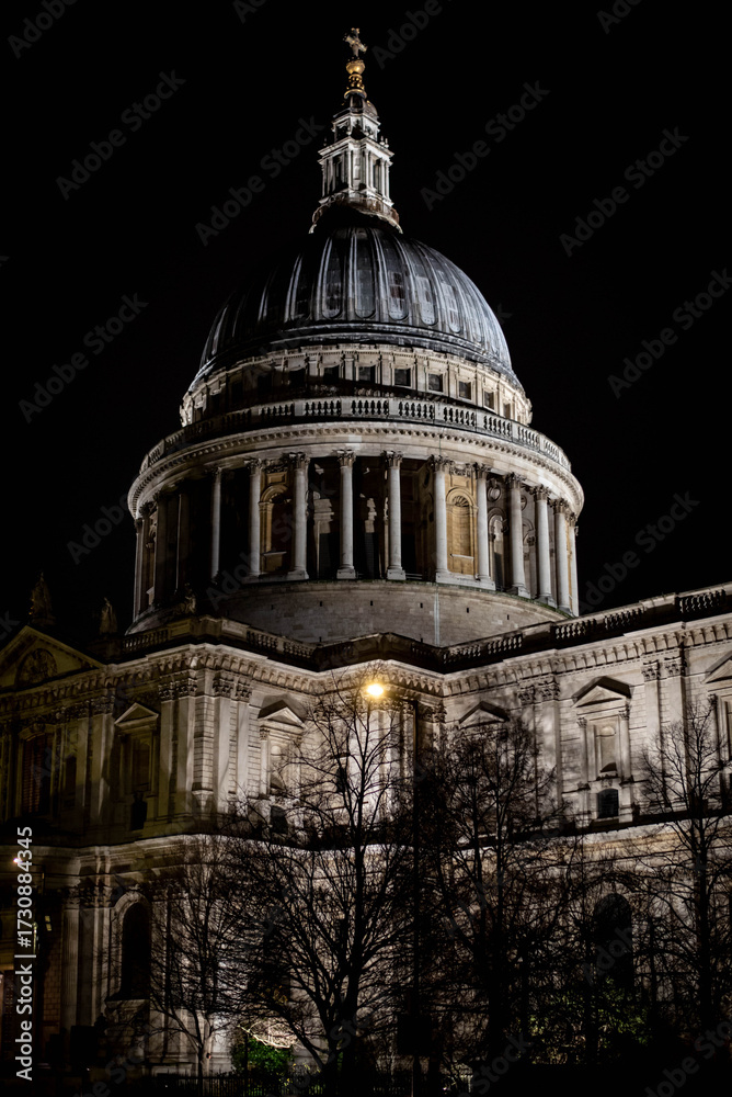 Obraz premium st pauls cathedral london night view