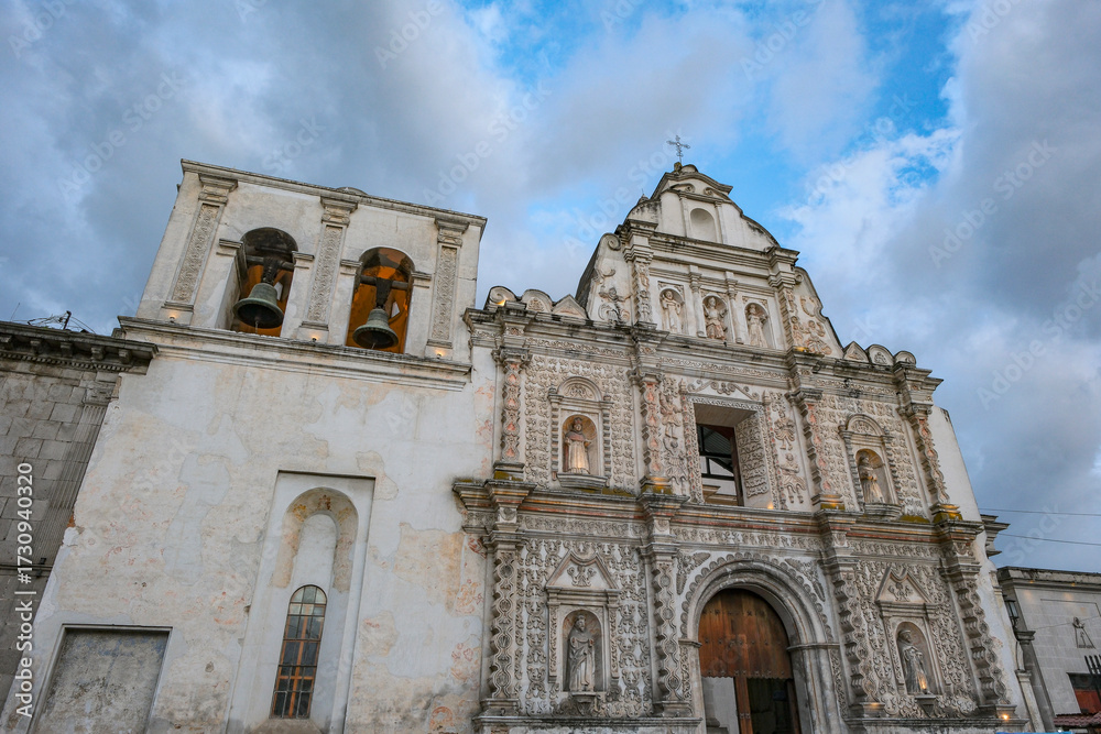 Fototapeta premium Quetzaltenango, Guatemala - July 13, 2025: Cathedral of the Holy Spirit in Quetzaltenango, Guatemala.