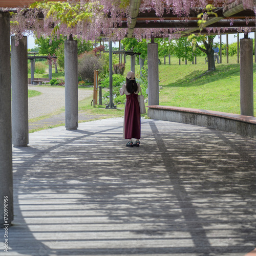 藤棚に佇む女性