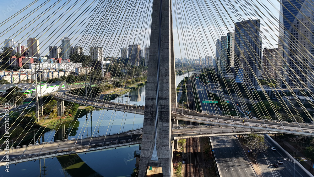 Obraz premium Iconic Bridge At Sao Paulo In Brazil. Downtown Cityscape. Traffic Road. Bridge Landscape. Iconic Bridge At Sao Paulo In Brazil. Metropolitan Background. Sao Paulo Brazil.
