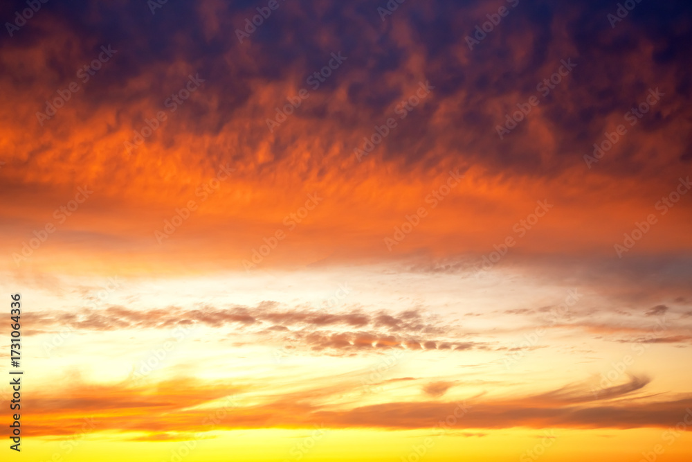 Naklejka premium Breathtaking sunset with vibrant colors over a calm horizon near the ocean