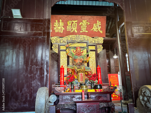中国寺院の祭壇に祀られた威厳ある神像と装飾