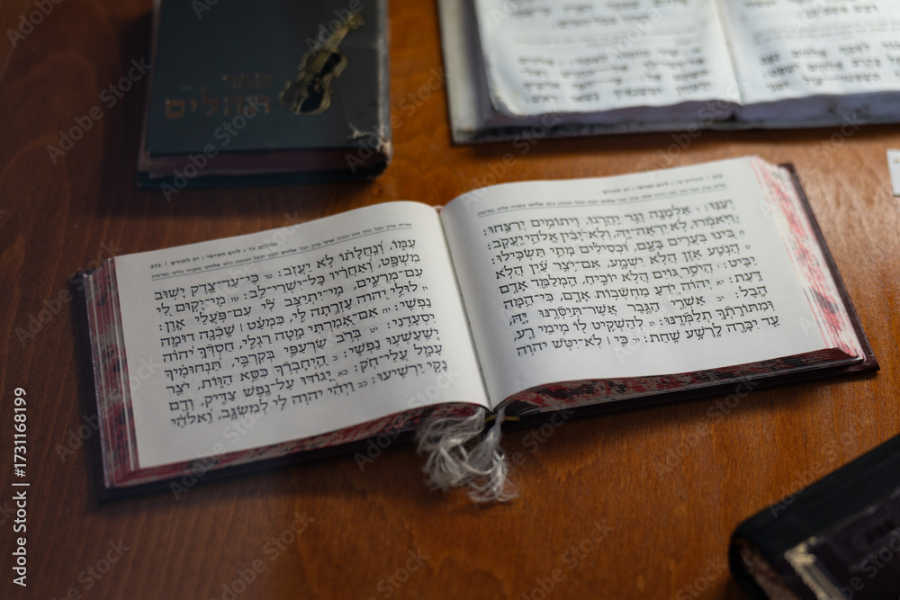 Obraz premium Jewish religious text in an open book on a table. 