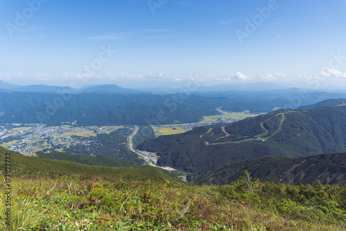 日本：八方尾根の木道から見下ろす白馬村／長野県白馬村・9月
