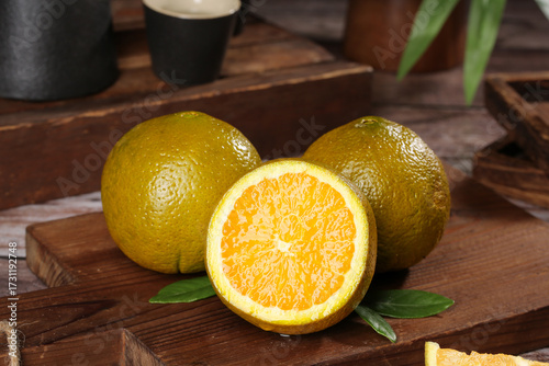 Foto Fresh Orange Citrus Fruit on Wooden Board - Healthy Natural Food Photography